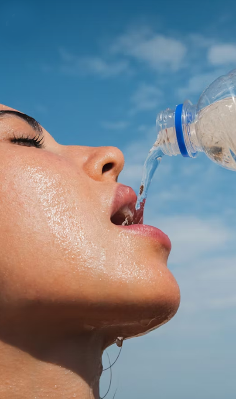 Foto tomando agua